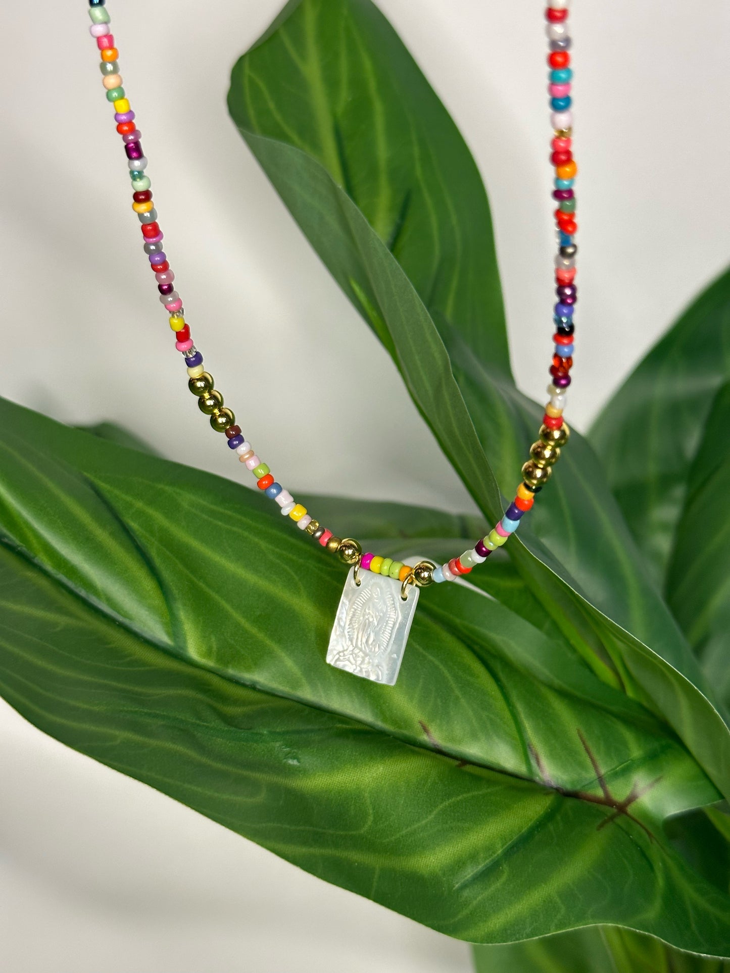 Collar de cuentas de colores