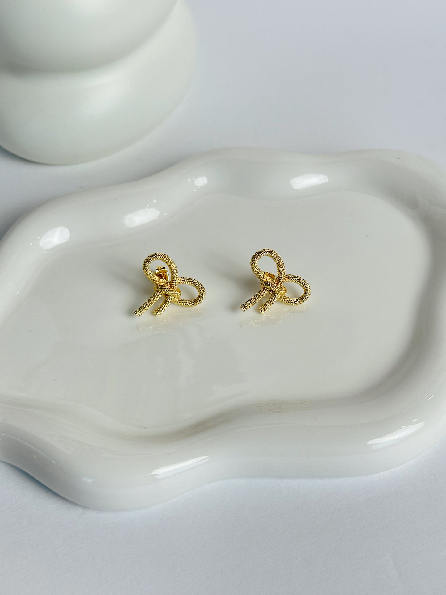 Pendientes de lazo dorado