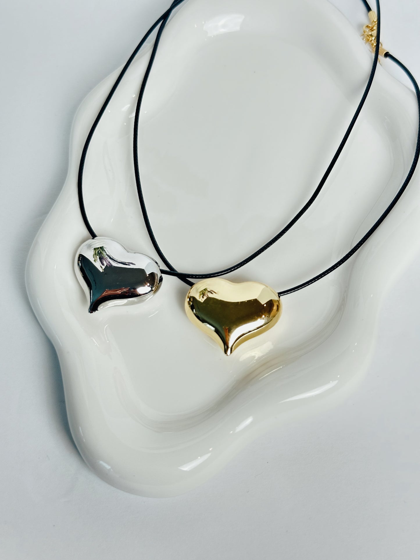 Collar de cuero con latidos del corazón